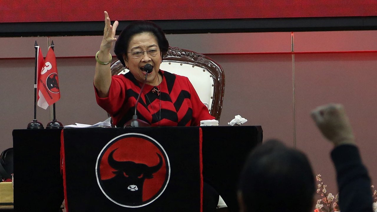 Ketua Umum PDI Perjuangan (PDIP) Megawati Soekarnoputri bersama Sekjen Hasto Kristiyanto saat perayaan HUT ke-52 PDIP di Sekolah Partai, Lenteng Agung, Jumat (10/1/2025).