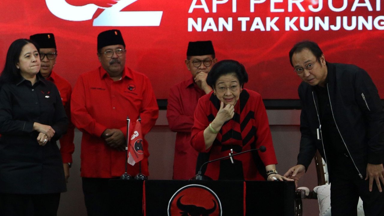 Ketua Umum PDI Perjuangan (PDIP) Megawati Soekarnoputri bersama Sekjen Hasto Kristiyanto saat perayaan HUT ke-52 PDIP di Sekolah Partai, Lenteng Agung, Jumat (10/1/2025).