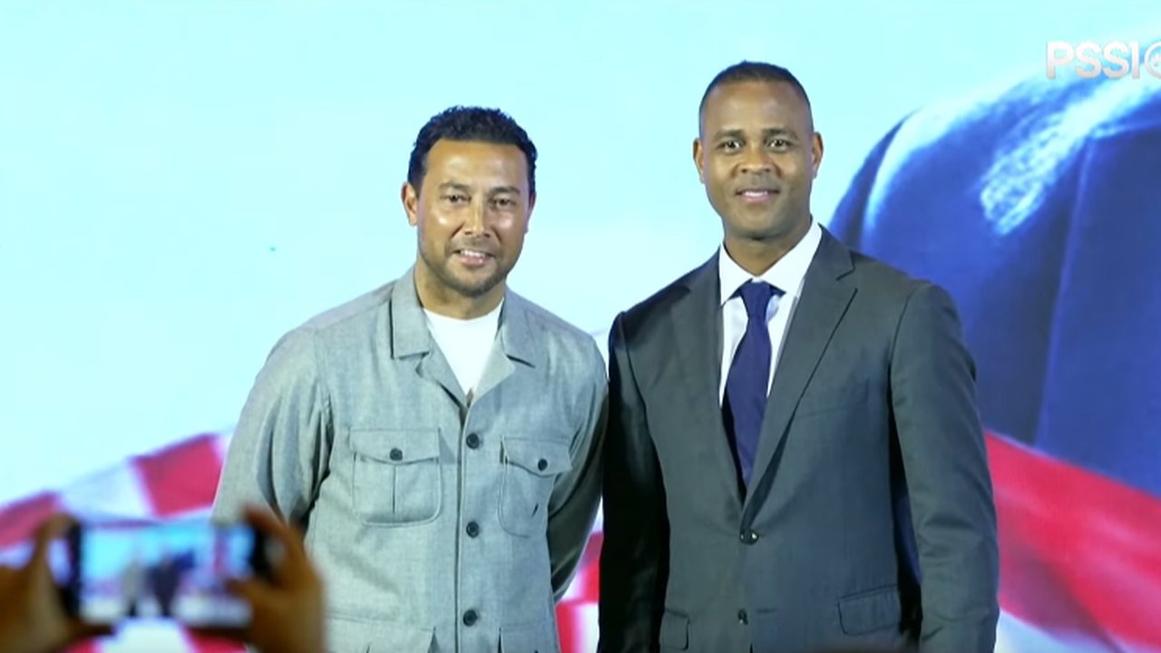 Momen Semringah Pelatih Timnas Kluivert, Turun Pangggung Gandeng Asisten Denny Landzaat