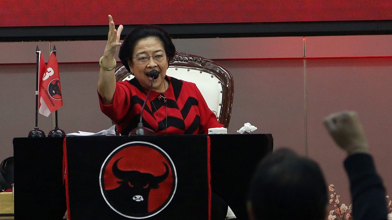 Ketua Umum PDI Perjuangan (PDIP) Megawati Soekarnoputri bersama Sekjen Hasto Kristiyanto saat perayaan HUT ke-52 PDIP di Sekolah Partai, Lenteng Agung, Jumat (10/1/2025).