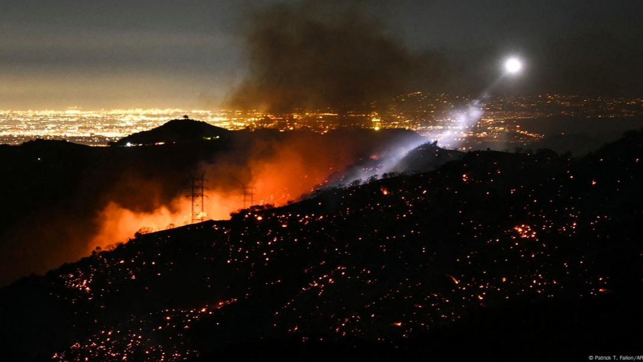 Kebakaran hutan di Los Angeles menghanguskan sebuah rumah di Pasific Palisade. (Apu Gomes / GETTY IMAGES NORTH AMERICA / Getty Images via AFP)