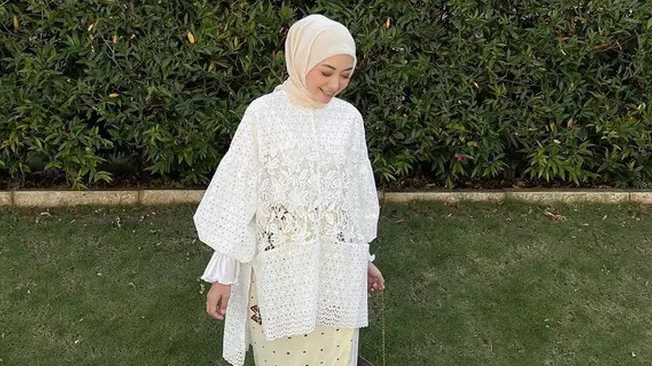 Gamis brokat dengan aksen cape satin memberikan kesan elegan dan menawan padan penampilan kamu. (Instagram/nisabahanan).