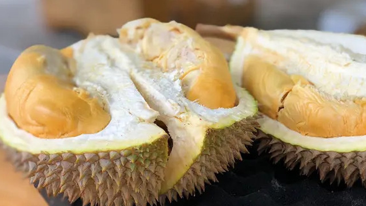 Buah durian terlihat di kafe Mao Shan Wang di Singapura (26/1). Restoran yang menyediakan beragam aneka rasa durian ini telah menarik banyak pengunjung untuk datang mencicipi buah durian d