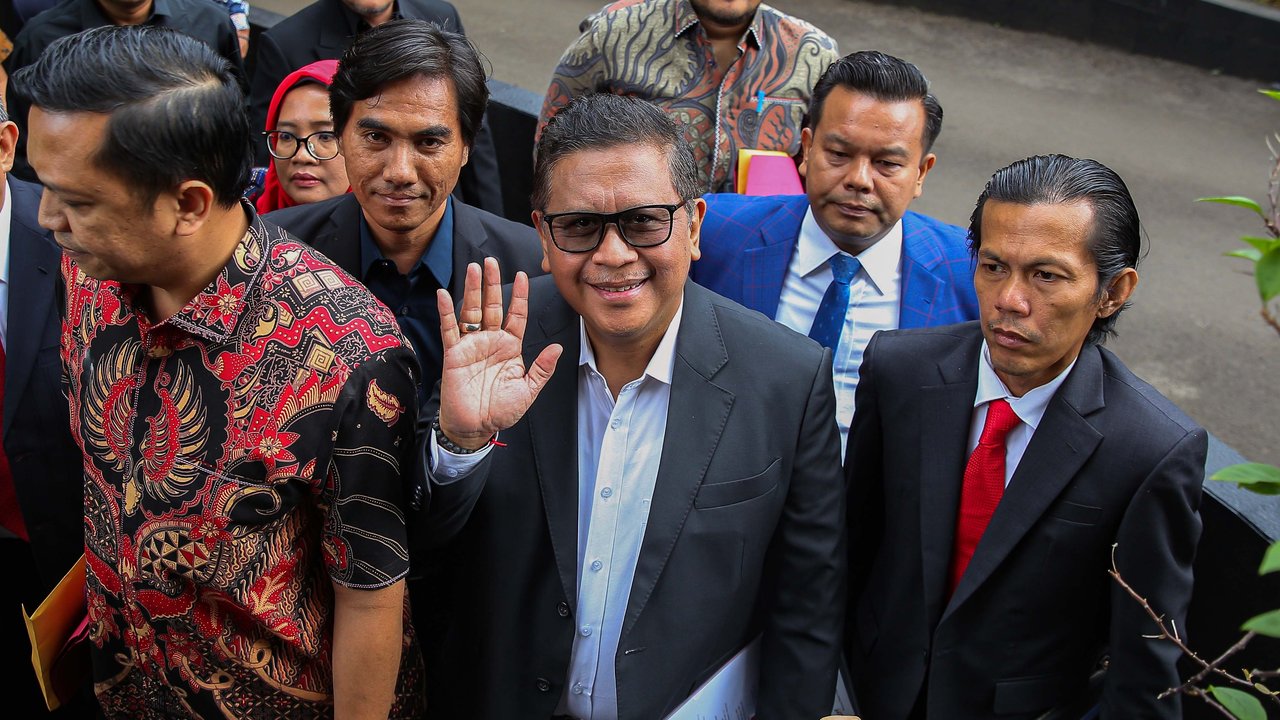 Sekjen PDI Perjuangan (PDIP) Hasto Kristiyanto tersenyum dan melambaikan tangan saat memenuhi panggilan penyidik untuk menjalani pemeriksaan sebagai tersangka atas dugaan suap pergantian antarwaktu (PAW) yang melibatkan Harun Masiku di Gedung KPK Merah Putih, Jakarta, Senin (13/1/2025).