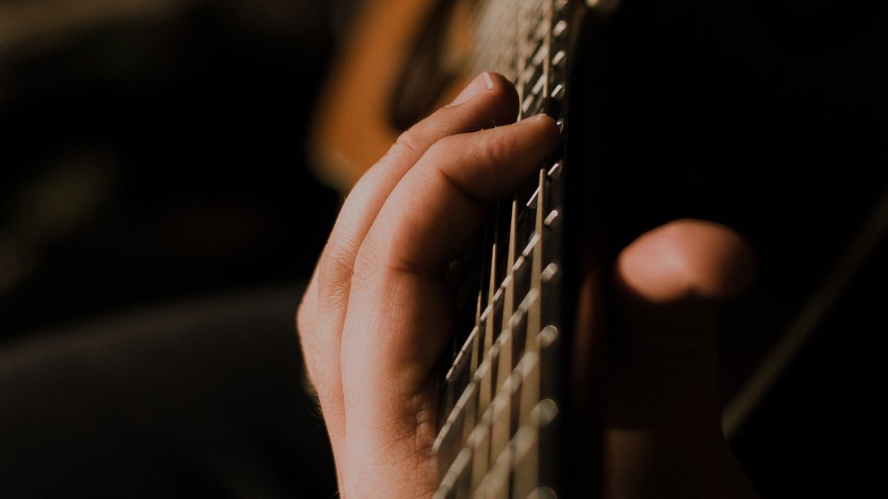 ilustrasi bermain gitar
