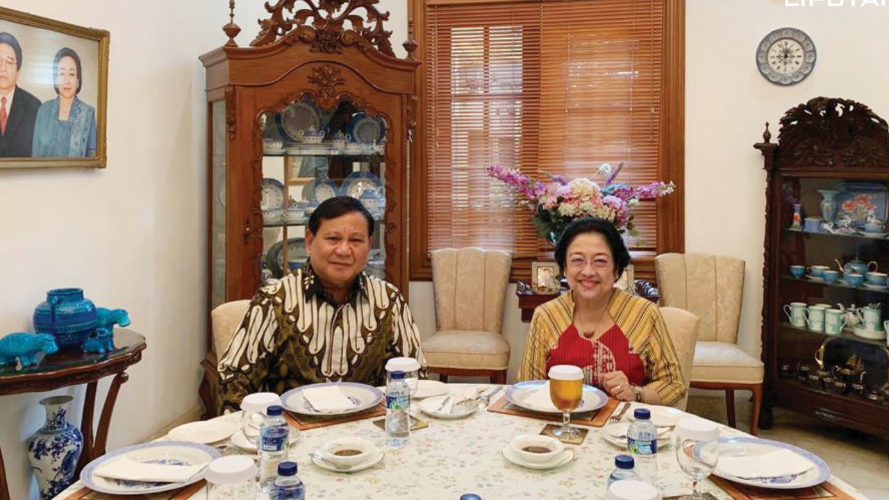 Ketua Umum PDI Perjuangan (PDIP) Megawati Soekarnoputri bersama Sekjen Hasto Kristiyanto saat perayaan HUT ke-52 PDIP di Sekolah Partai, Lenteng Agung, Jumat (10/1/2025).