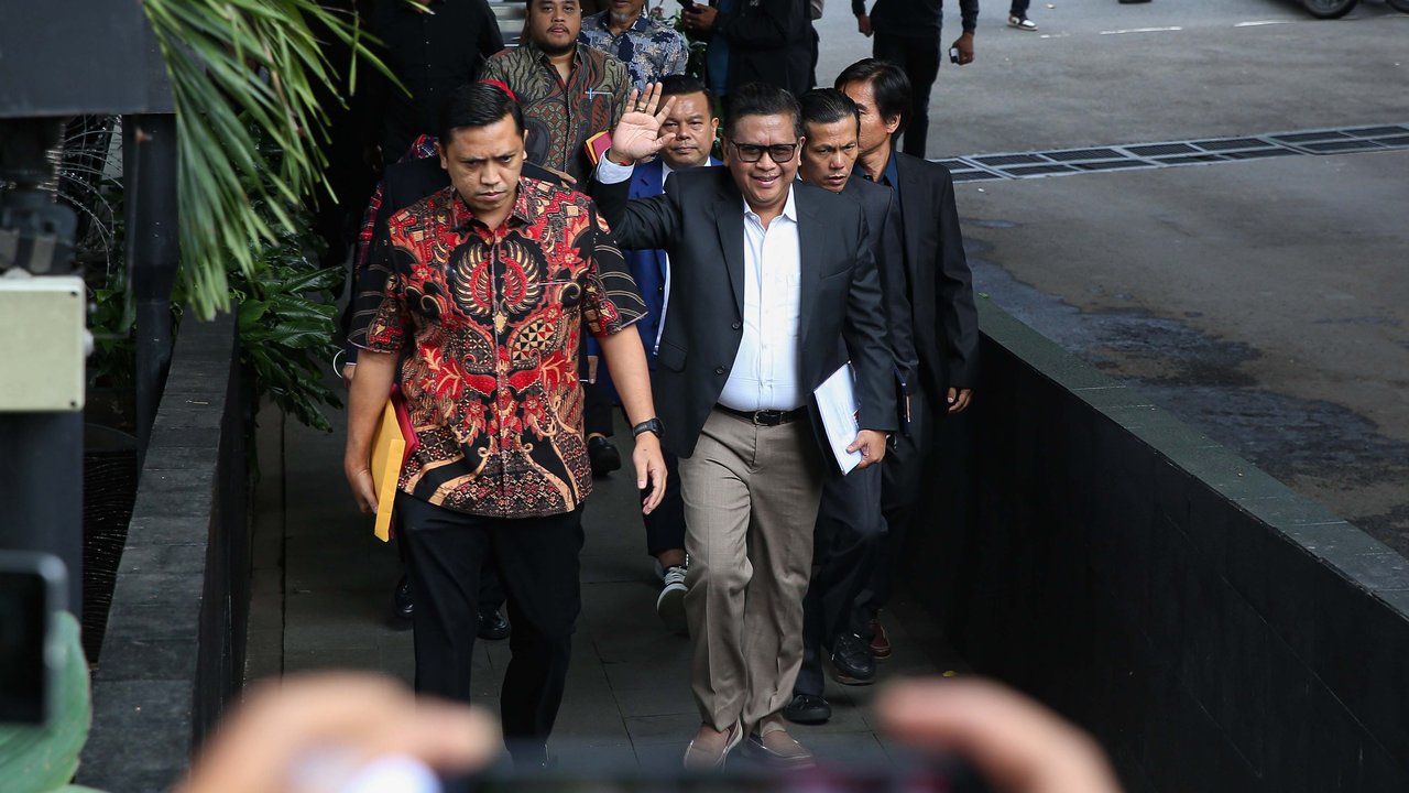 Sekjen PDI Perjuangan (PDIP) Hasto Kristiyanto tersenyum dan melambaikan tangan saat memenuhi panggilan penyidik untuk menjalani pemeriksaan sebagai tersangka atas dugaan suap pergantian antarwaktu (PAW) yang melibatkan Harun Masiku di Gedung KPK Merah Putih, Jakarta, Senin (13/1/2025).