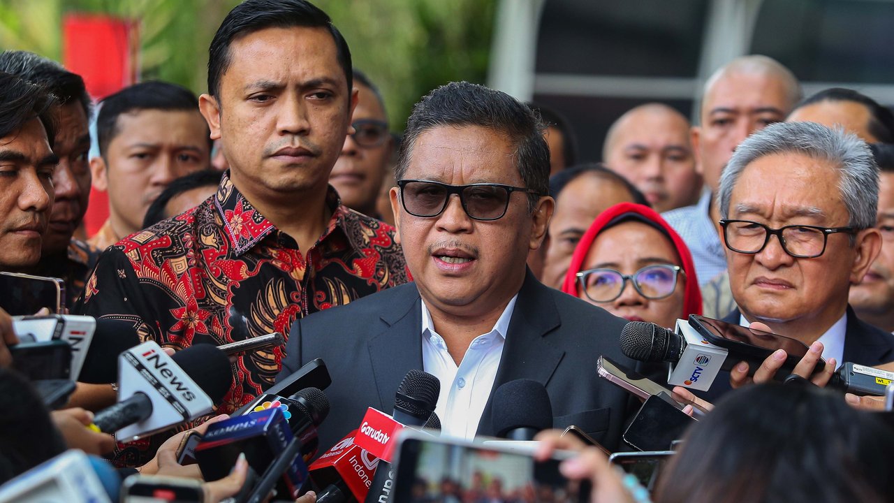Sekjen PDI Perjuangan (PDIP) Hasto Kristiyanto tersenyum dan melambaikan tangan saat memenuhi panggilan penyidik untuk menjalani pemeriksaan sebagai tersangka atas dugaan suap pergantian antarwaktu (PAW) yang melibatkan Harun Masiku di Gedung KPK Merah Putih, Jakarta, Senin (13/1/2025).