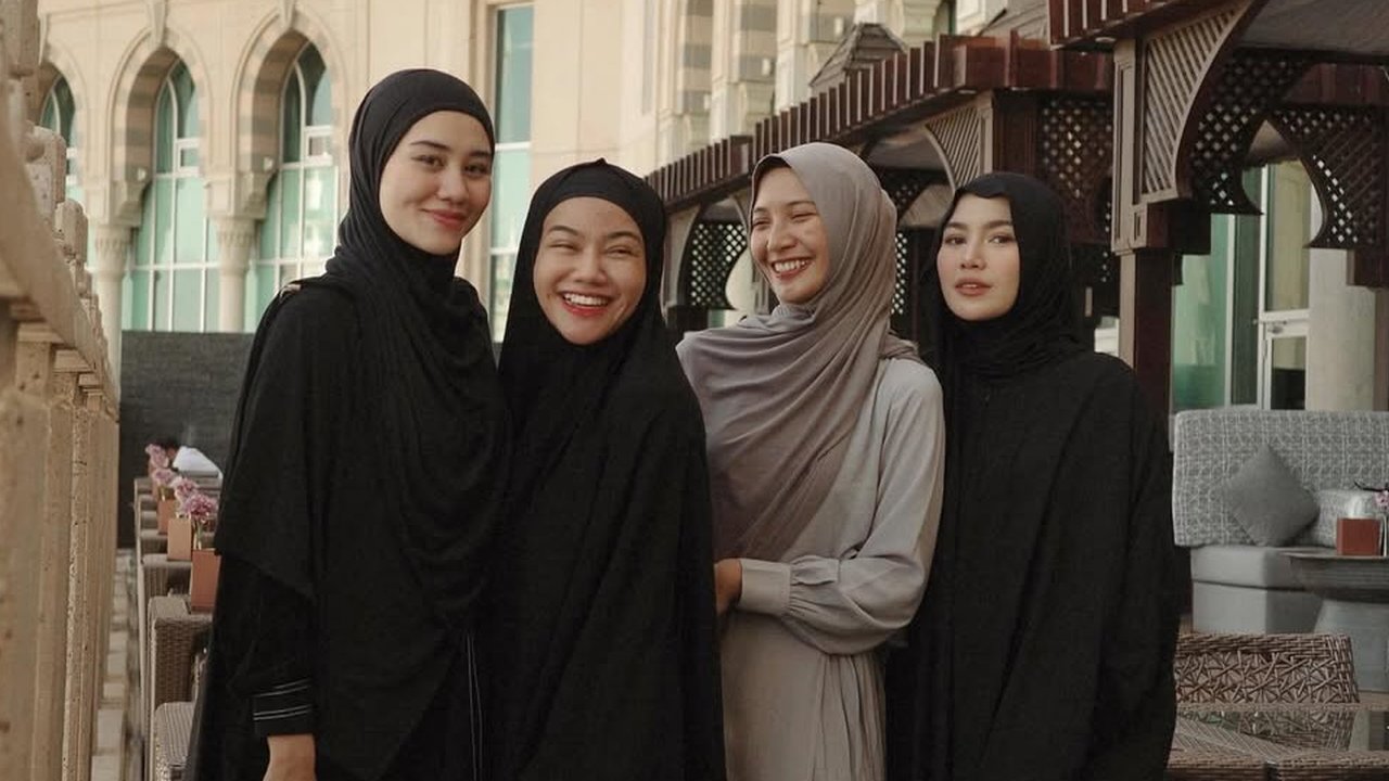 Ke Tanah Suci Bersama, 7 Potret Mahalini dan Aaliyah Massaid Selama Umrah - Penampilannya Tuai Pujian