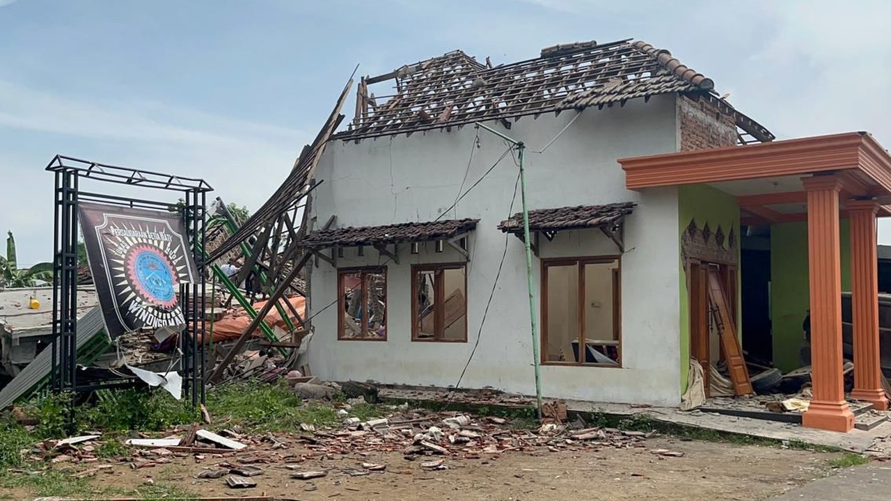 Rumah polisi di Mojokerto meledak.