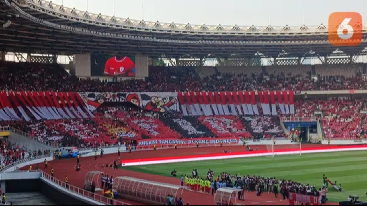 Koreo La Grande Indonesia dalam Timnas Indonesia Vs Irak Kualifikasi Piala Dunia 2026 di tribune utara Stadion Utama Gelora Bung Karno, Jakarta, Kamis (6/6/2024). (Bola.com/Hery Kurniawan)