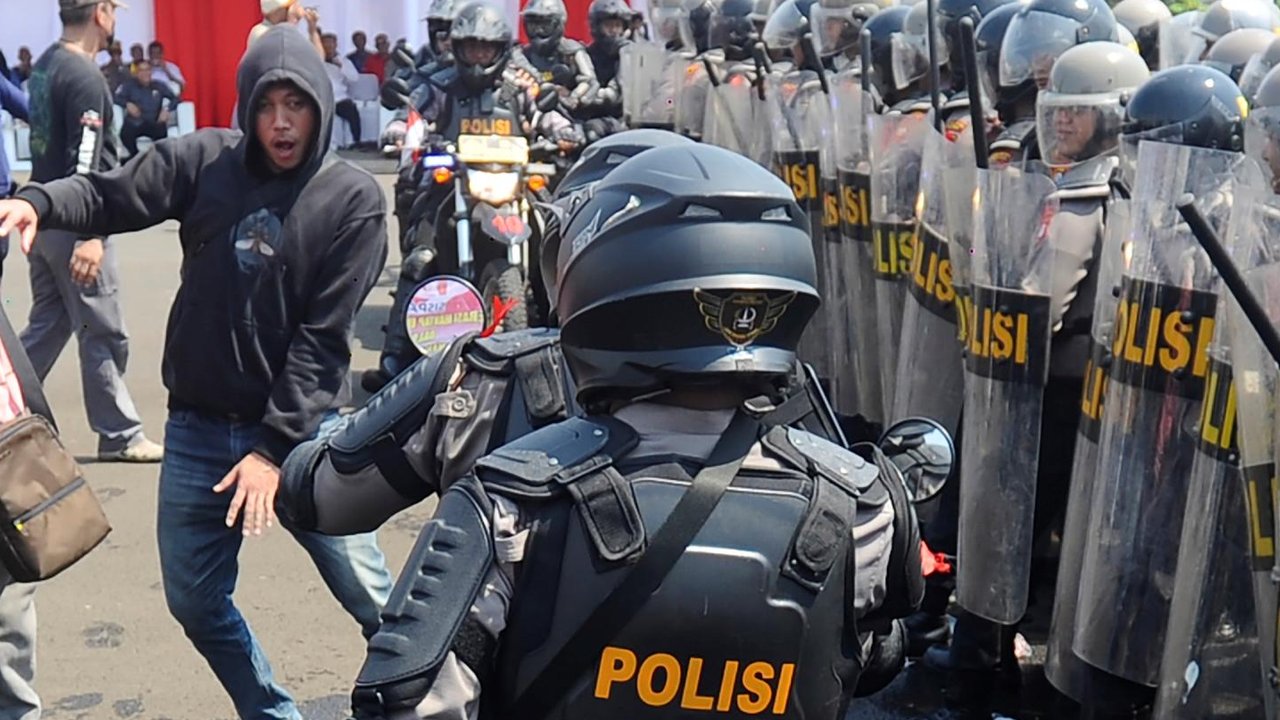 Ilustrasi Suporter PSIS dan Persita Bentro di Tol Jagorawi