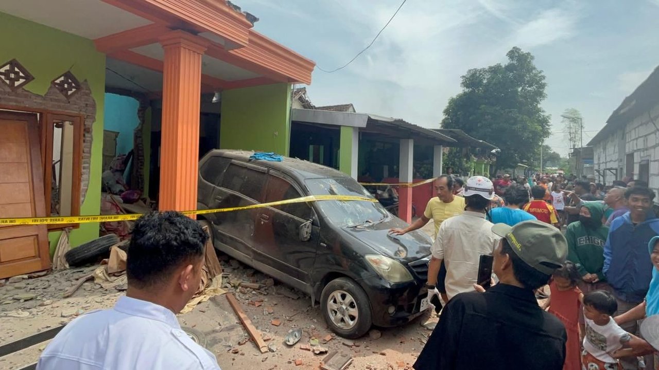 Rumah polisi di Mojokerto meledak.