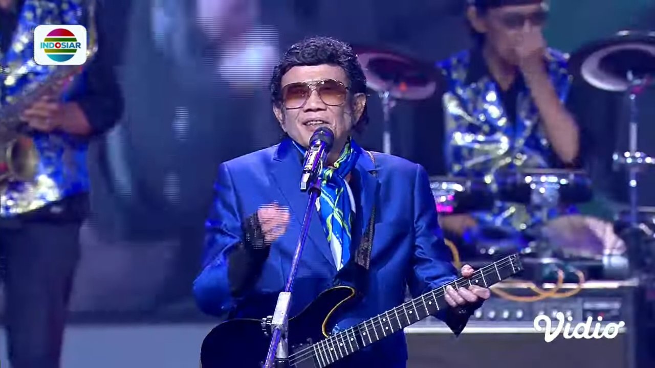 Lagi Asyik Bernyanyi 'Darah Muda' Rhoma Irama Kaget Kemunculan Sosok Rhoma Muda 'Hei Siapa Kamu'