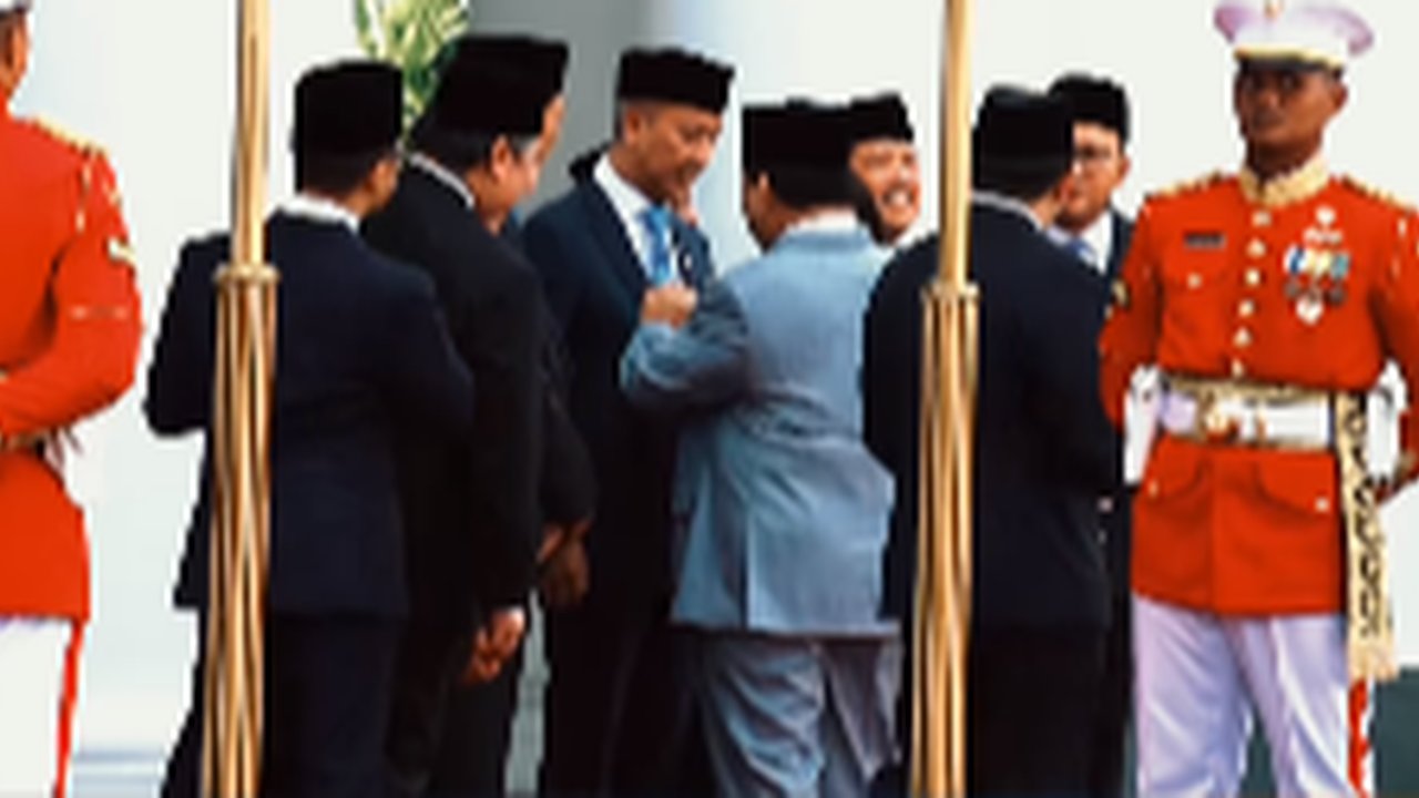 Perhatian Prabowo Rapikan Dasi Menteri Agus
