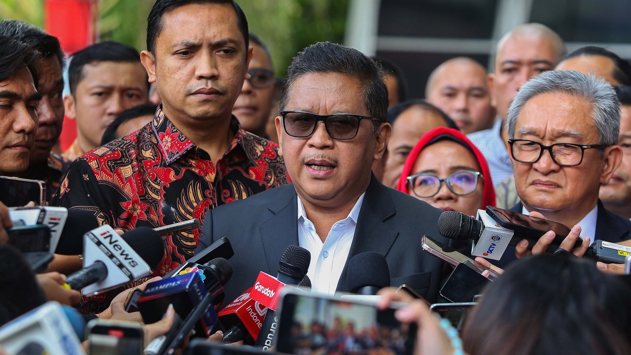 Sekjen PDI Perjuangan (PDIP) Hasto Kristiyanto tersenyum dan melambaikan tangan saat memenuhi panggilan penyidik untuk menjalani pemeriksaan sebagai tersangka atas dugaan suap pergantian antarwaktu (PAW) yang melibatkan Harun Masiku di Gedung KPK Merah Putih, Jakarta, Senin (13/1/2025).