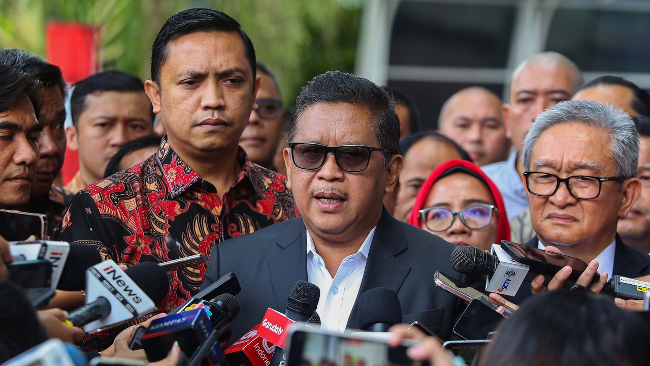 Sekjen PDI Perjuangan (PDIP) Hasto Kristiyanto tersenyum dan melambaikan tangan saat memenuhi panggilan penyidik untuk menjalani pemeriksaan sebagai tersangka atas dugaan suap pergantian antarwaktu (PAW) yang melibatkan Harun Masiku di Gedung KPK Merah Putih, Jakarta, Senin (13/1/2025).