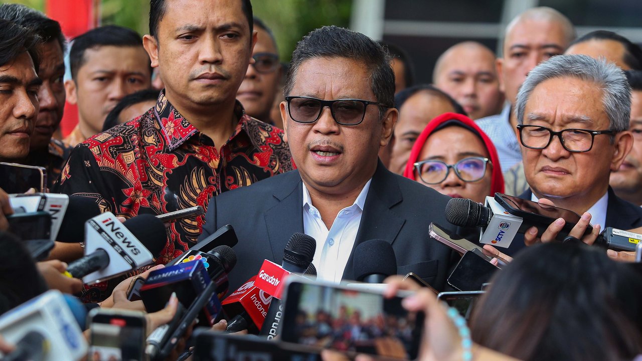 Sekjen PDI Perjuangan (PDIP) Hasto Kristiyanto tersenyum dan melambaikan tangan saat memenuhi panggilan penyidik untuk menjalani pemeriksaan sebagai tersangka atas dugaan suap pergantian antarwaktu (PAW) yang melibatkan Harun Masiku di Gedung KPK Merah Putih, Jakarta, Senin (13/1/2025).
