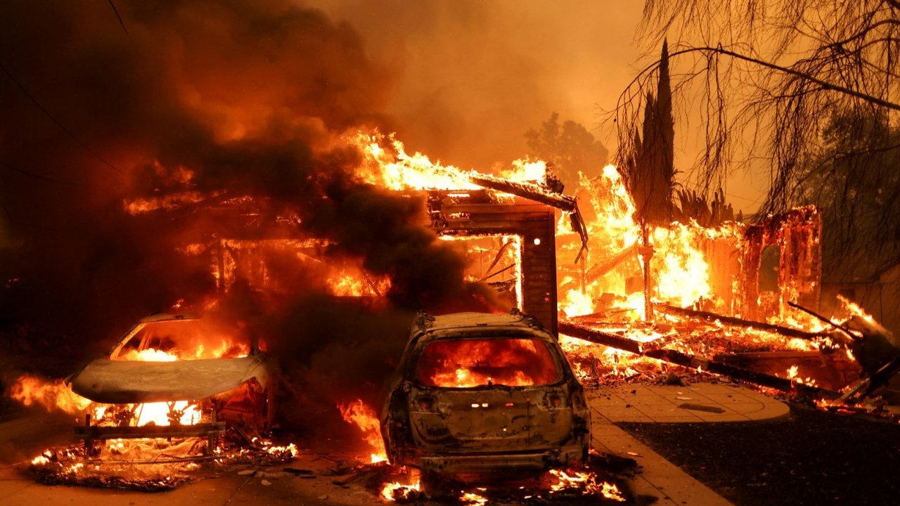 Los Angeles luluh lantak bak medan perang akibat kebakaran dahsyat.