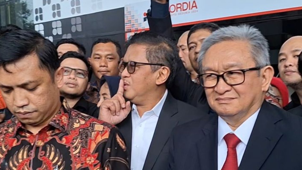 Sekjen PDI Perjuangan (PDIP) Hasto Kristiyanto tersenyum dan melambaikan tangan saat memenuhi panggilan penyidik untuk menjalani pemeriksaan sebagai tersangka atas dugaan suap pergantian antarwaktu (PAW) yang melibatkan Harun Masiku di Gedung KPK Merah Putih, Jakarta, Senin (13/1/2025).