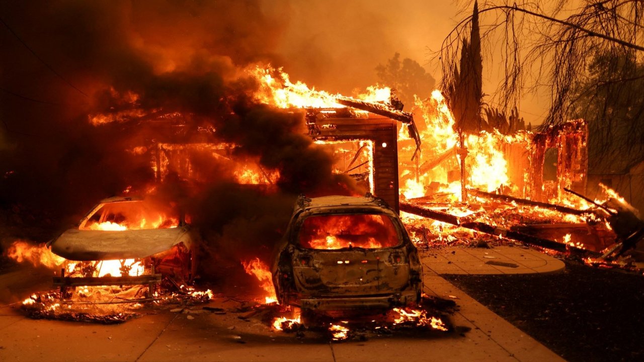 Los Angeles luluh lantak bak medan perang akibat kebakaran dahsyat.