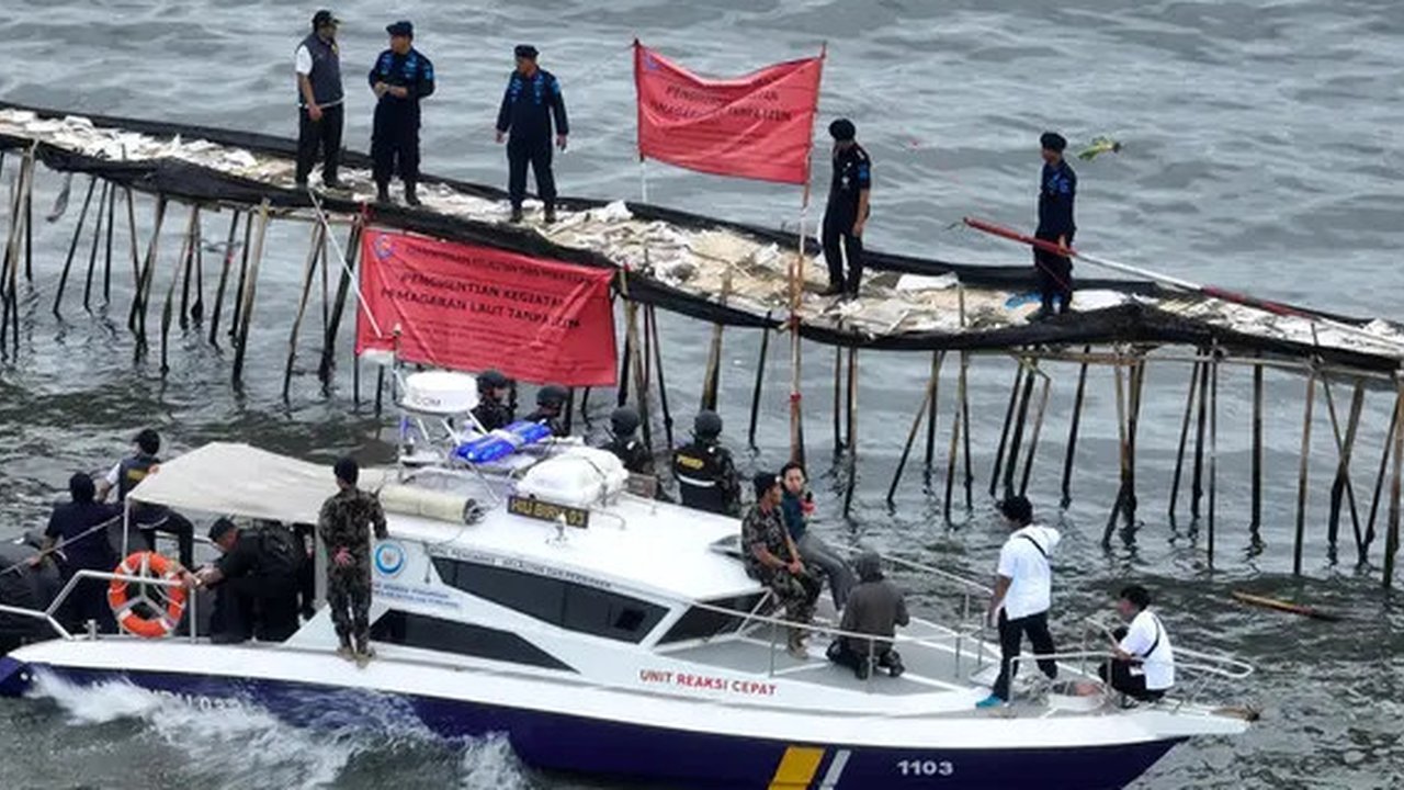 Pakar Hukum Tata Ruang menilai Pemprov Banten kurang aktif menangani pembangunan pagar laut sepanjang 30,16 km di perairan Tangerang yang merugikan nelayan dan berpotensi melanggar aturan RTRW.