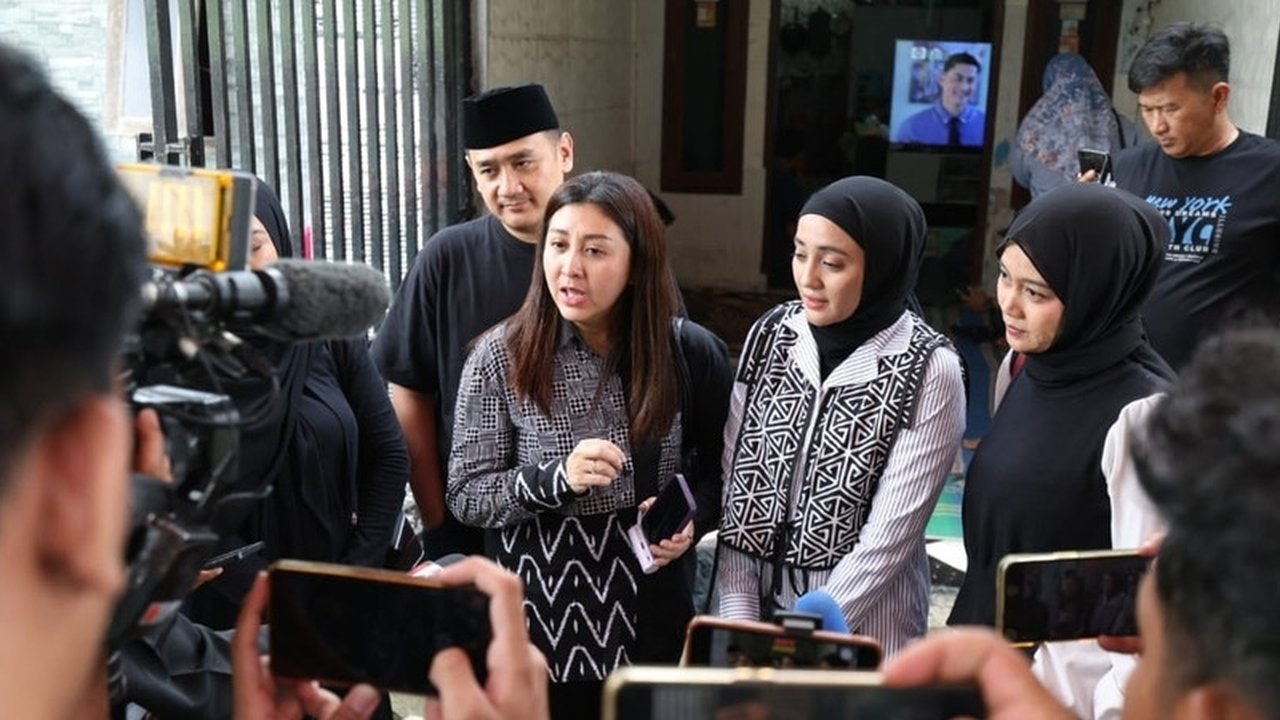 Salah satu rekan dekat Sandy, Erina GD, mengungkapkan hubungan panjang yang terjalin antara dirinya dan Sandy. Mereka sering kali berpasangan dalam dunia sinetron dan proyek lainnya.
