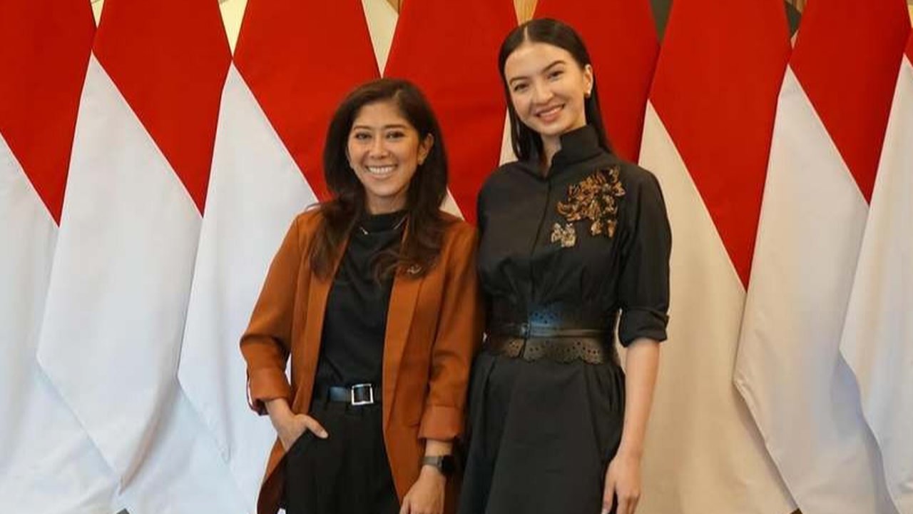 Sudah cocok jadi ibu pejabat meski saat itu belum resmi jadi staf khusus kementerian, Raline selalu tampil dewasa dan elagan di setiap kesempatan, apalagi ia pandai menempatkan diri di segala situasi.