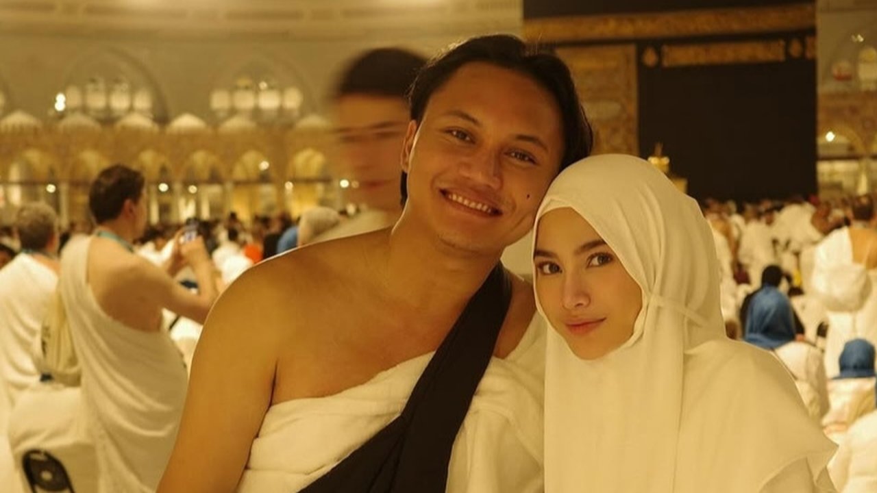 Setelah masuk Islam, ini adalah kali pertama Mahalini menjalankan ibadah umrah. Ia berangkat ke Tanah Suci dalam keadaan hamil 7 bulan.