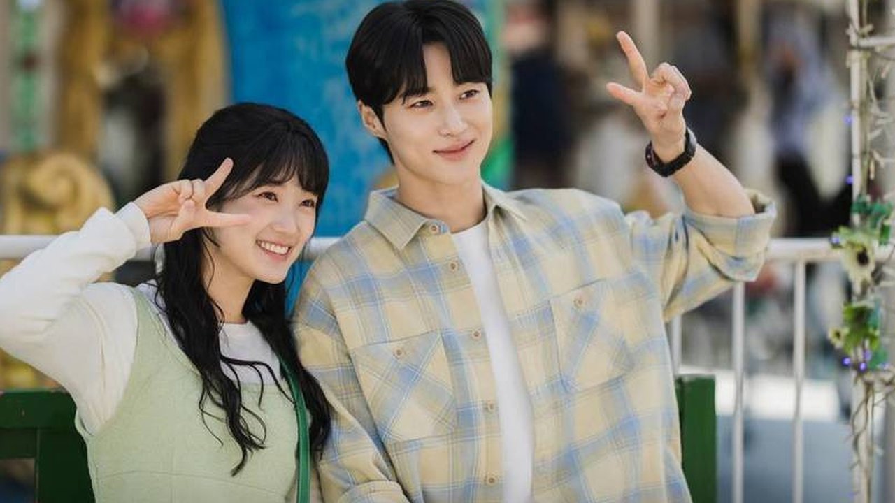 Menghadirkan kisah unik perjalanan waktu, drama LOVELY RUNNER adalah drama Korea yang paling banyak ditonton selama 2024, menceritakan Im Sol, seorang fangirl setia yang kembali ke masa lalu untuk menyelamatkan idolanya, Ryu Sun-jae, dari nasib tragis. Dalam upayanya mengubah takdir, Sol menemukan cinta, persahabatan, dan makna pengorbanan. Drama ini diperankan oleh Byeon Woo Seok, Kim Hye Yoon, dan Song Geon Hee dengan 16 episode yang dapat disaksikan di Vidio, VIU, dan VIKI.