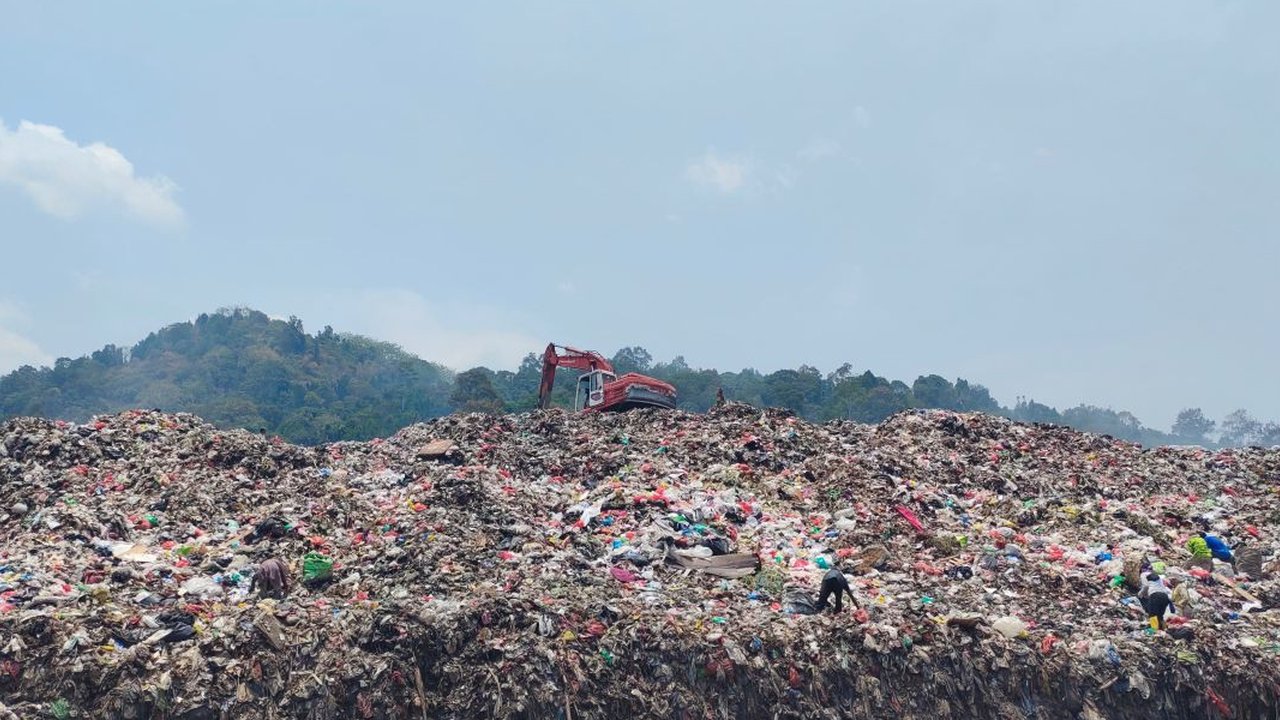 Menteri Lingkungan Hidup (LH) Hanif Faisol Nurofiq mengatakan 73,33 persen tempat pembuangan akhir (TPA) sampah di Provinsi Lampung masih belum memenuhi ...