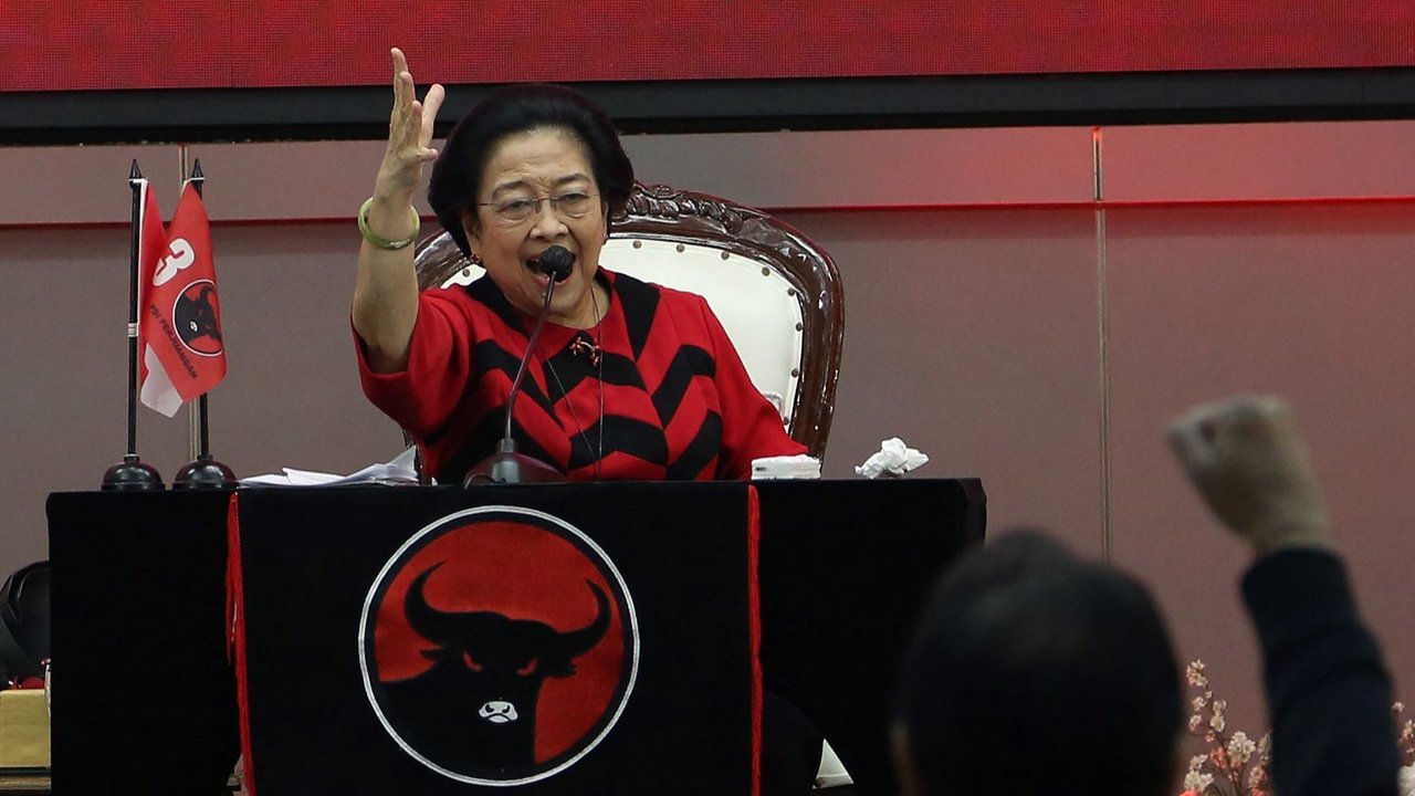 Ketua Umum PDI Perjuangan (PDIP) Megawati Soekarnoputri bersama Sekjen Hasto Kristiyanto saat perayaan HUT ke-52 PDIP di Sekolah Partai, Lenteng Agung, Jumat (10/1/2025).