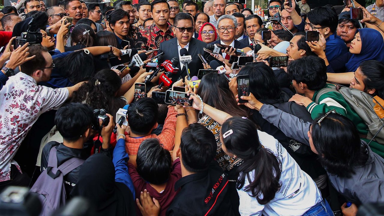 Sekjen PDI Perjuangan, Hasto Kristiyanto, menjalani pemeriksaan di KPK sebagai tersangka kasus dugaan suap dan perintangan penyidikan terkait Harun Masiku, setelah sebelumnya penjadwalan pemeriksaan diundur.