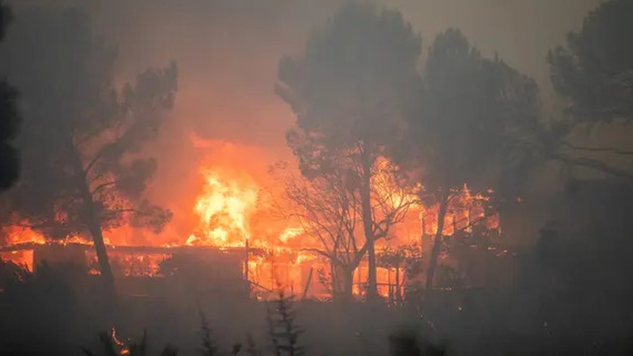 Sedikitnya lima orang tewas dalam kebakaran hutan hebat yang menghanguskan sejumlah kawasan di sekitar Los Angeles, kata para pejabat pada 8 Januari 2025.  (AGUSTIN PAULLIER/AFP)