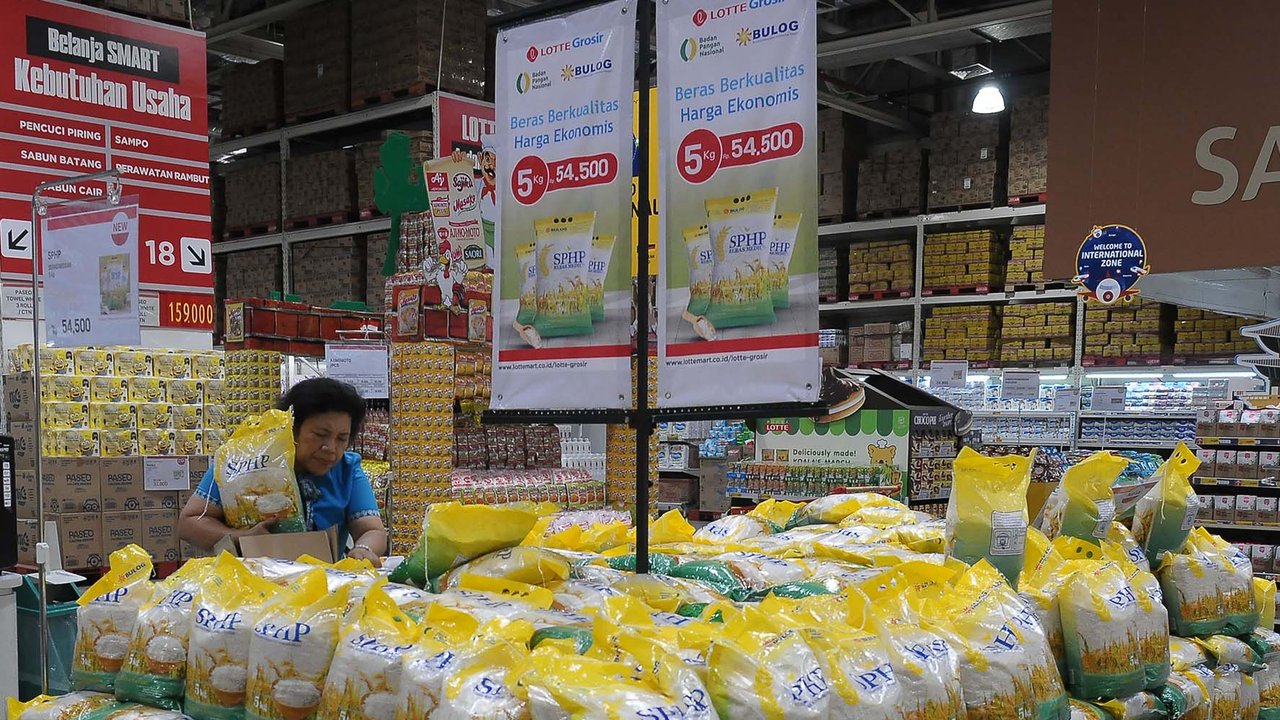 Warga membeli beras Bulog di swalayan Lotte Mart, Jakarta, Jumat (8/9/2023). Direktur Utama Perum Bulog Budi Waseso menyatakan beras Stabilisasi Pasokan dan Harga Pasar (SPHP) sudah membanjiri pasar-pasar di seluruh daerah melalui pedagang pengecer dan retail modern sejak Agustus lalu.