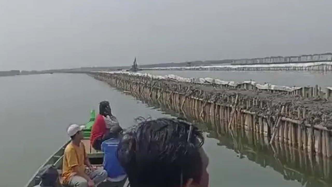 Viral di media sosial mengenai pagar laut. Bukan di Kabupaten Tangerang, kini kedapatan di perairan kawasan Kabupaten Bekasi, Jawa Barat.