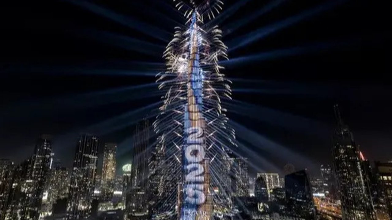 Potret Kembang Api Terbaik Tahun Baru 2025 (Sumber: Tiktok dan Carl Court/AFP)