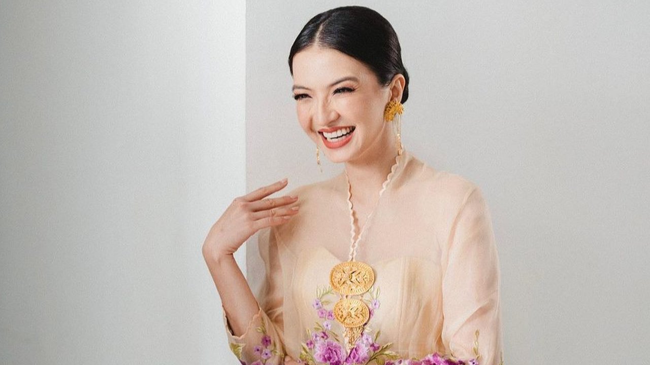 Raline Shah tampil tak kalah memesona. Ia memilih mengenakan kebaya kuning semi transparan dengan aksen bordir flora berwarna ungu, dipadu dengan kain batik bermotif dan bernuansa serasi. [Instagram/ralineshah]