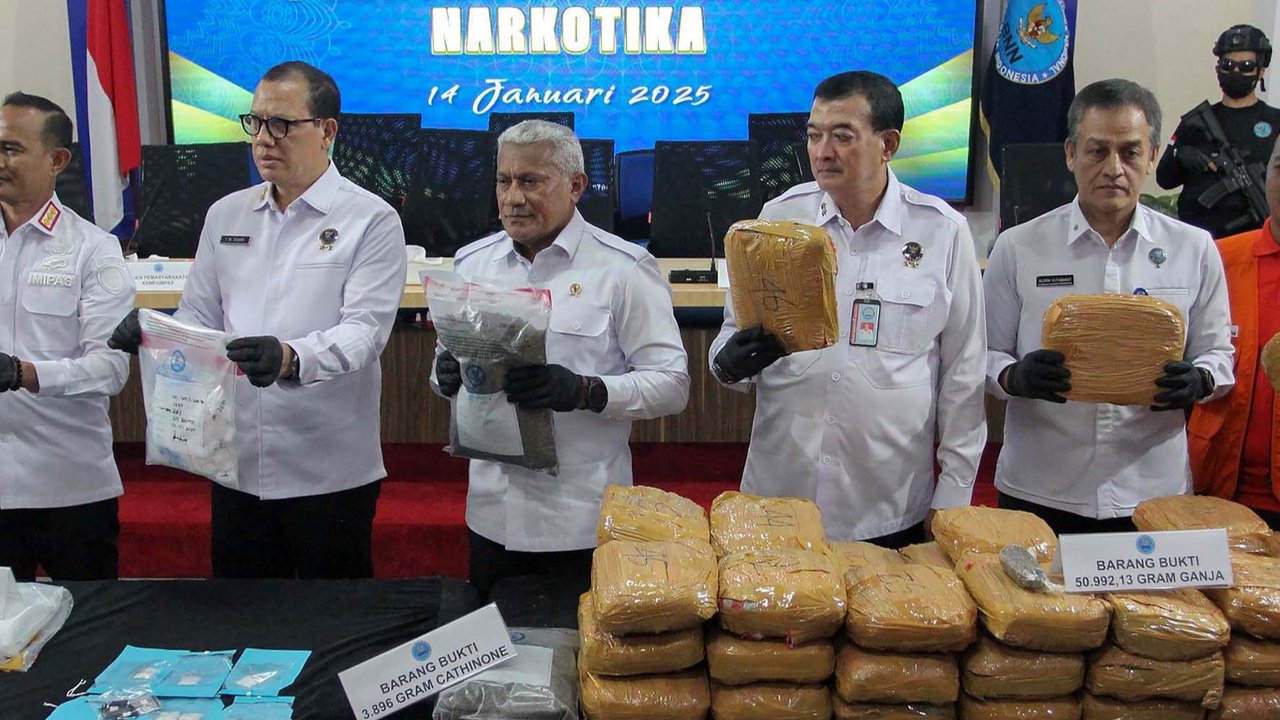 Sejumlah tersangka dan barang bukti ditampilkan dalam konferensi pers terkait pengungkapan peredaran narkotika di Kantor BNN RI, Jakarta, Selasa (14/1/2025).