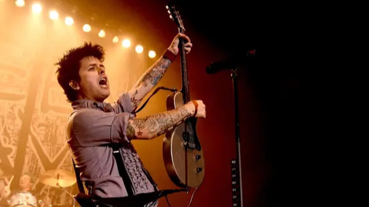 Vokalis sekaligus gitaris band rock Amerika Serikat Green Day, Billie Joe Armstrong tampil pada akhir pekan Formula 1 Grand Prix Amerika Serikat 2022 atau F1 GP Amerika Serikat 2022 di Sirkui