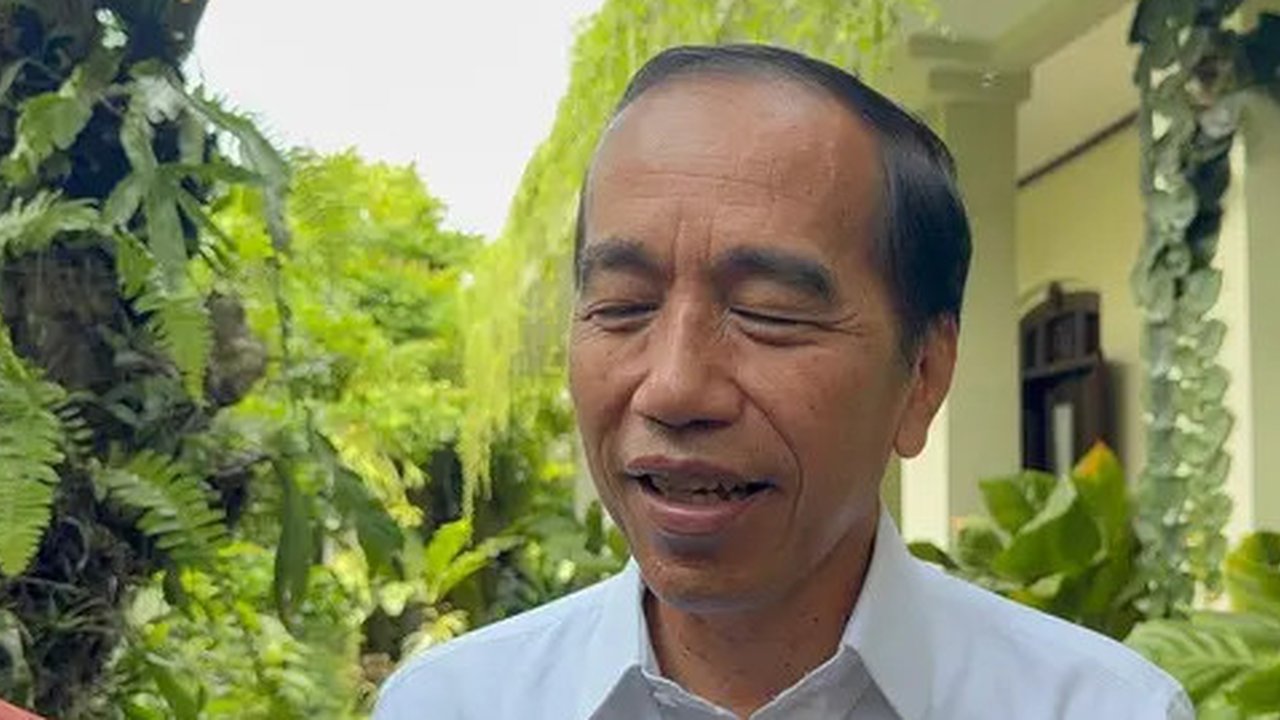 Jokowi juga melakukan sesi foto bersama Shin Tae-yong dan sejumlah pemain skuad Garuda. (Bola.com/M Iqbal Ichsan)