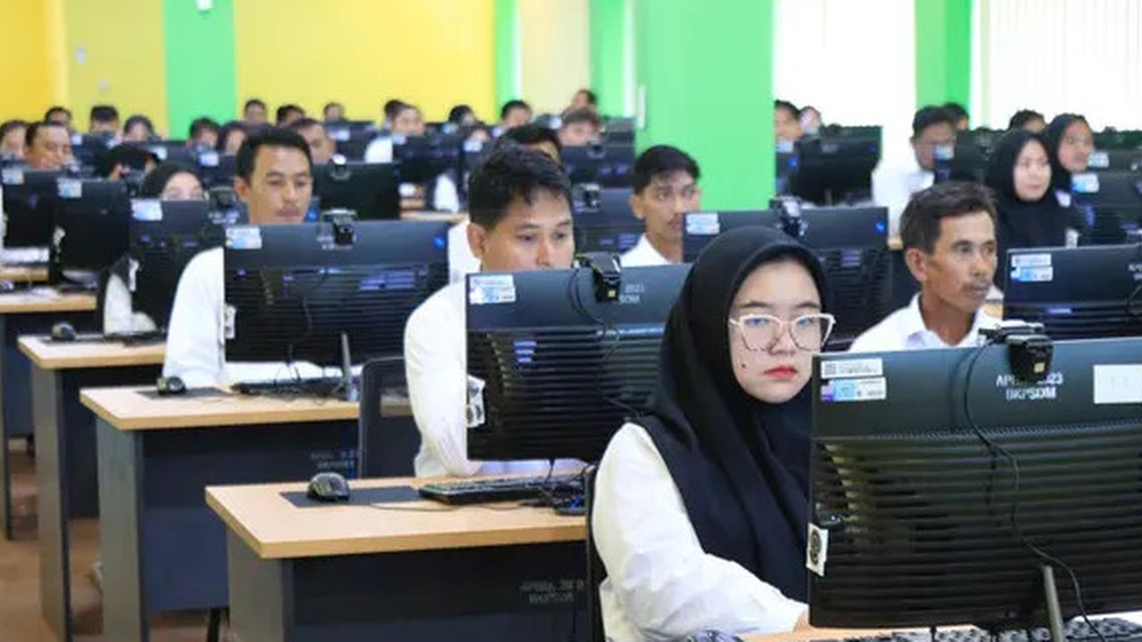 Ekspresi peserta saat mengikuti Seleksi Kompetensi Dasar (SKD) berbasis Computer Assisted Test (CAT) untuk CPNS Kementerian Agraria Tata Ruang/Badan Pertanahan Nasional (ATR/BPN) di Kantor BK