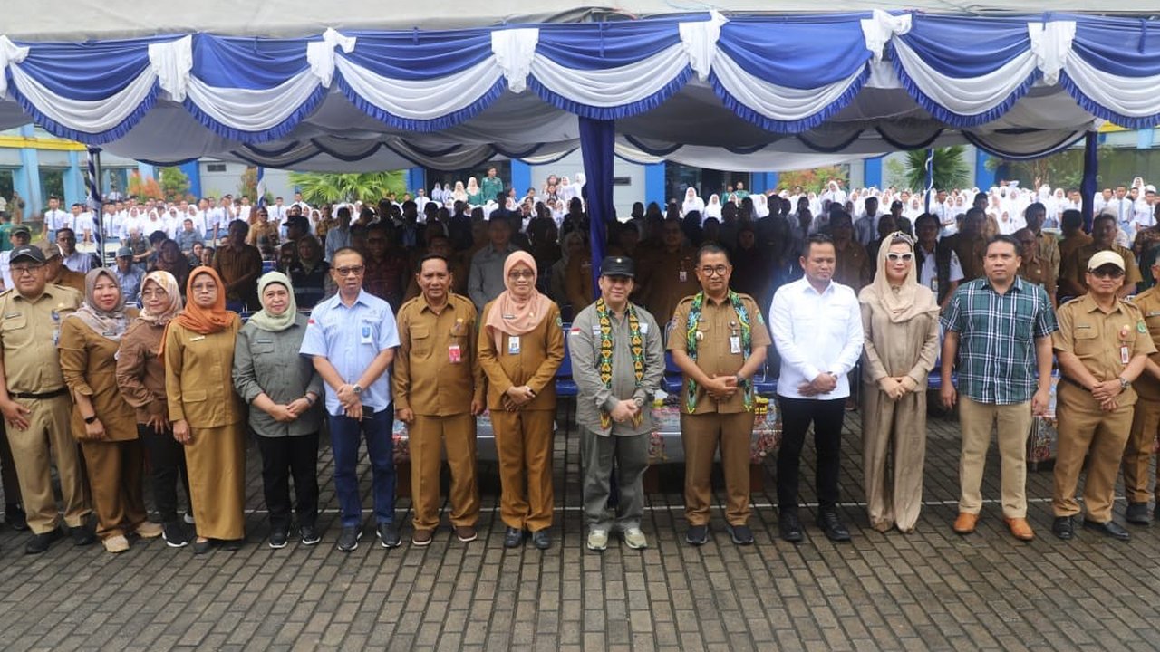 Akmal Malik Panen Melon di SMAN 3 Tenggarong