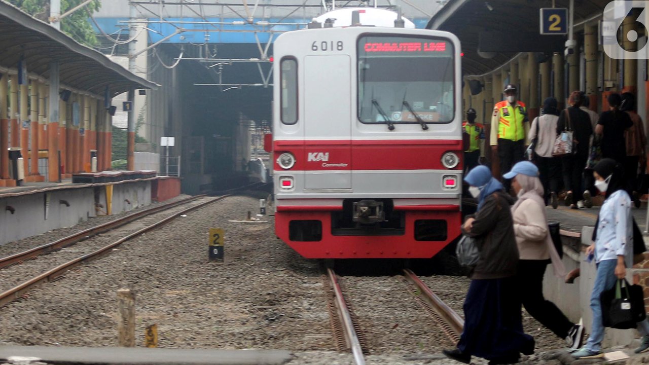 Suasana Stasiun Kereta KRL di Stasiun Karet Sudirman, Jakarta, Selasa (2/5/2023). PT Kereta Commuter Indonesia (KCI) terancam tidak dapat mengganti 10 unit rangkaian KRL Jabodetabek yang akan pensiun pada tahun 2023 dan 19 unit pada tahun 2024 dikarenakan Kementerian Perindustrian (Kemenperin) menolak usulan PT KCI untuk mengimpor rangkaian kereta bekas dari Jepang serta meminta perseroan membeli produk dalam negeri. (Liputan6.com/Johan Tallo)