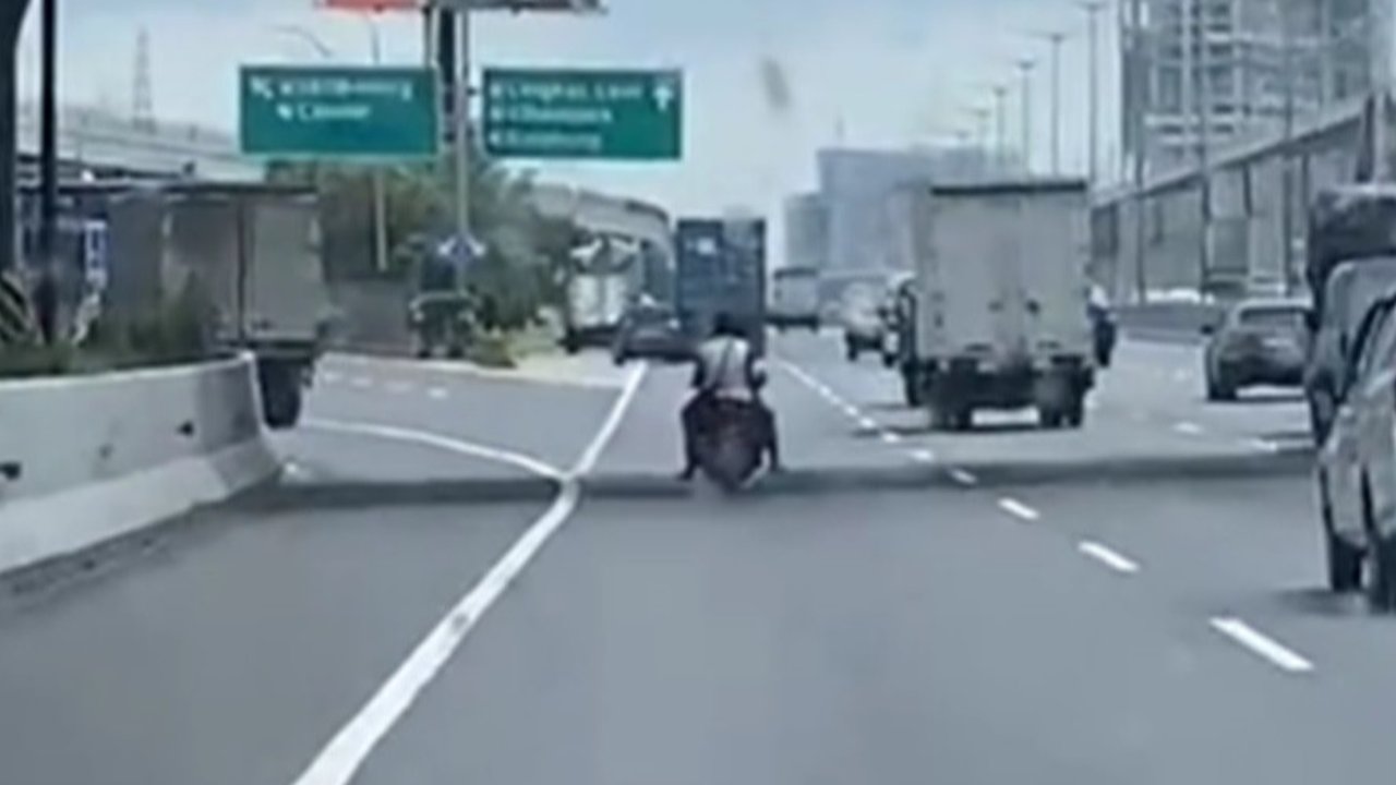 Pemotor Masuk Tol Dikejar Pemobil