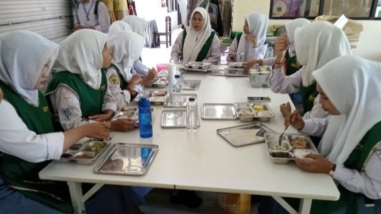 DPRD Ponorogo memastikan Program Makan Bergizi Gratis (MBG) berjalan lancar dan sesuai prosedur, memberikan asupan gizi seimbang bagi siswa serta mengurangi konsumsi jajanan tidak sehat.