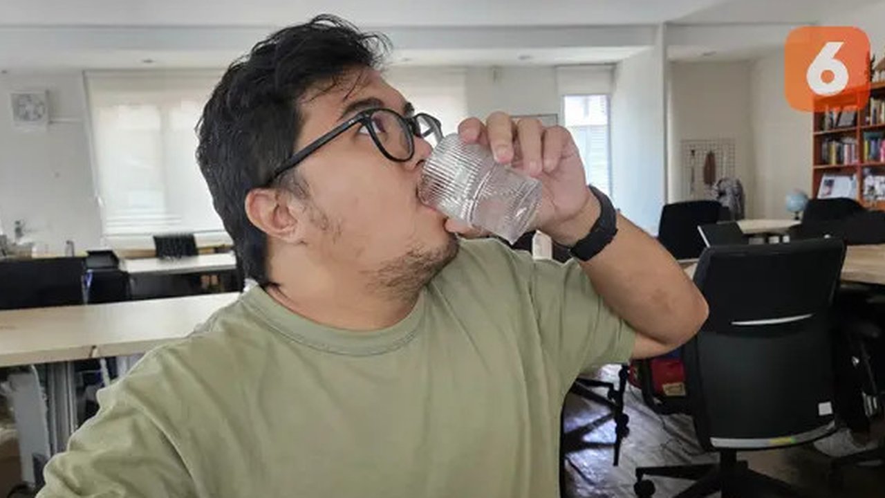 Apakah minum air hangat bisa benar-benar melunturkan lemak dan menurunkan berat badan? (Foto: Aditya Eka Prawira/Liputan6.com)