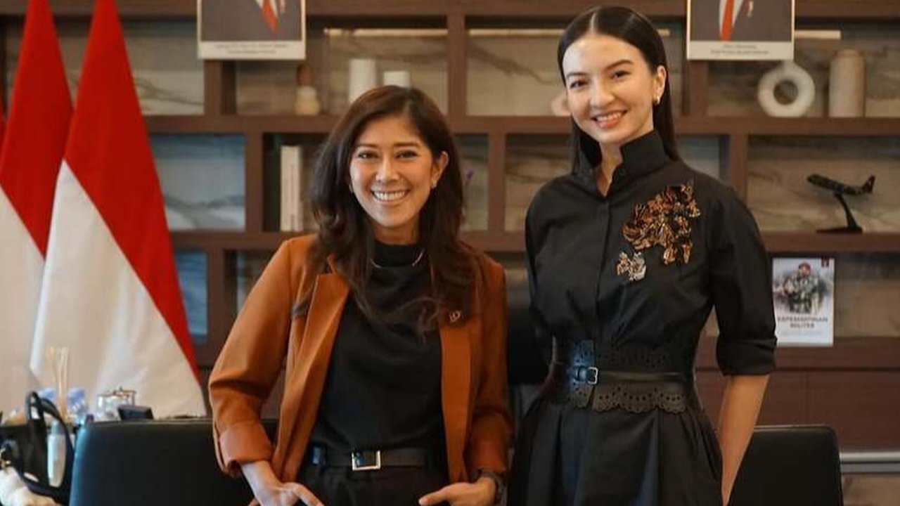 Sudah cocok jadi ibu pejabat meski saat itu belum resmi jadi staf khusus kementerian, Raline selalu tampil dewasa dan elagan di setiap kesempatan, apalagi ia pandai menempatkan diri di segala situasi.