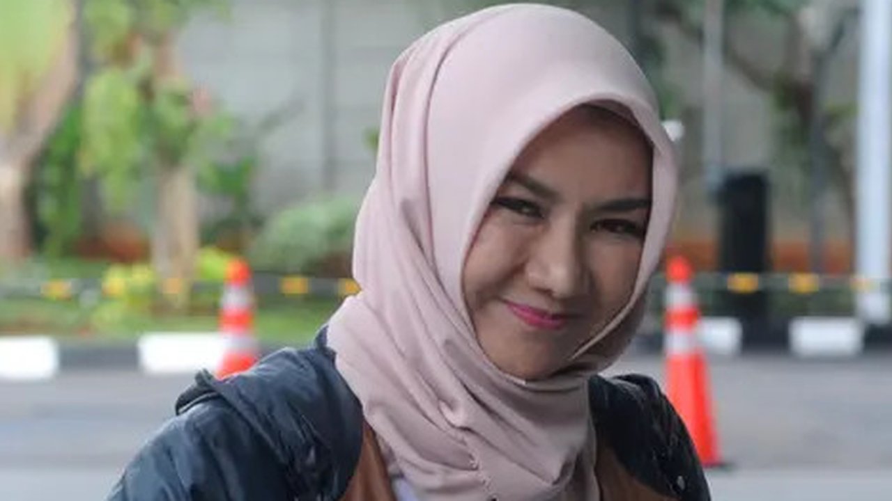 Terpidana mantan Bupati Kutai Kartanegara Rita Widyasari tersenyum saat tiba di Gedung KPK, Jakarta, Senin (2/12/2019). Rita akan menjalani pemeriksaan sebagai saksi atas kasus Tindak Pidana