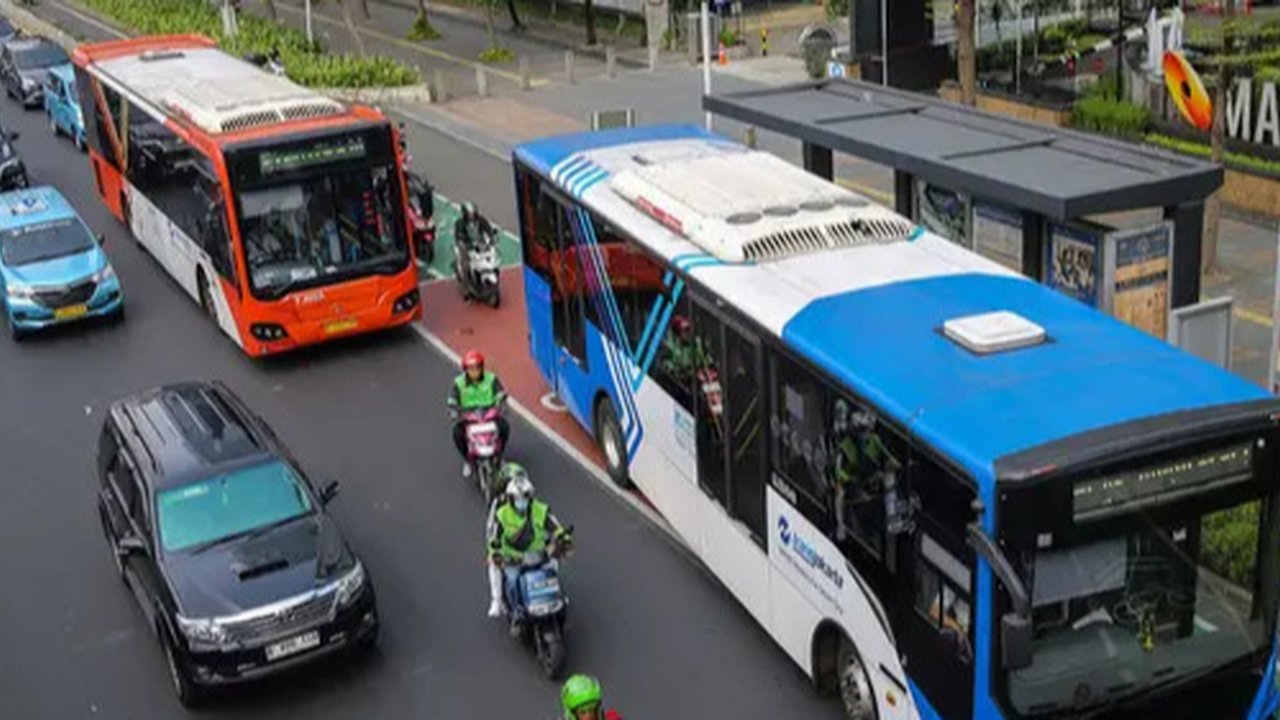 Bus Transjakarta bersiap berhenti di halte kawasan Jalan Sudirman, Jakarta, Selasa (31/1/2023). Dishub DKI Jakarta menyatakan  saat ini manfaat tarif integrasi hanya bisa dirasakan oleh masya